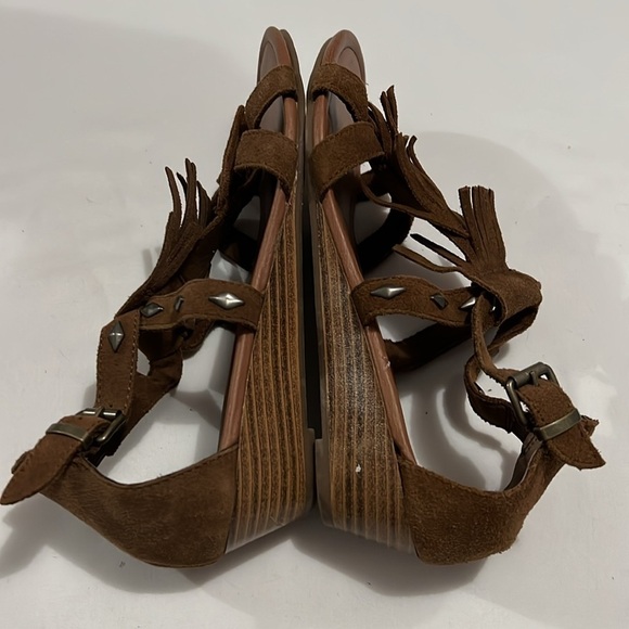 Minnetonka Fringe Sandals - Picture 3 of 8